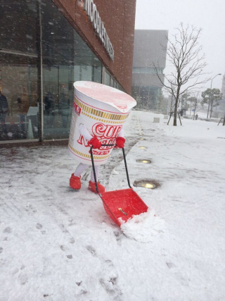 Illustration for article titled Cup Noodles Shoveling Snow Is Heart Melting